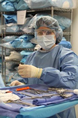 外科技术学生站在手术工具旁边